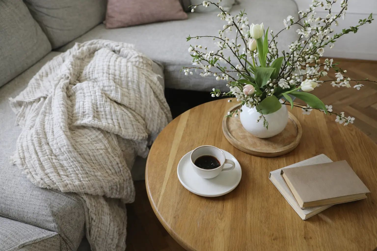 Read more about the article 5 Spring Coffee Table Styling Ideas That Instantly Brighten Your Living Room