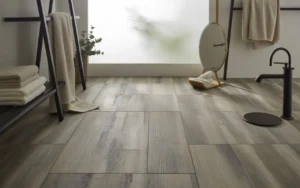 Read more about the article 12 Stunning Wood-Look Bathroom Floors That Feel Like a Spa Retreat